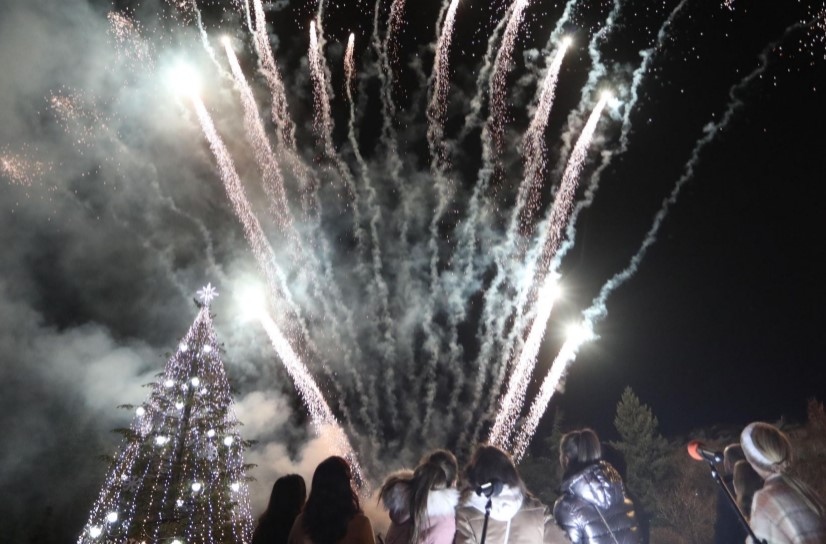 Редица градове в страната избраха тази вечер да запалят светлините